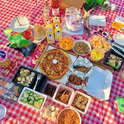 Picnic Date Food, Picnic Inspiration, Date Recipes, Picnic Birthday, Sleepover Food, Picnic Date, Picnic Time, Think Food, Picnic Food