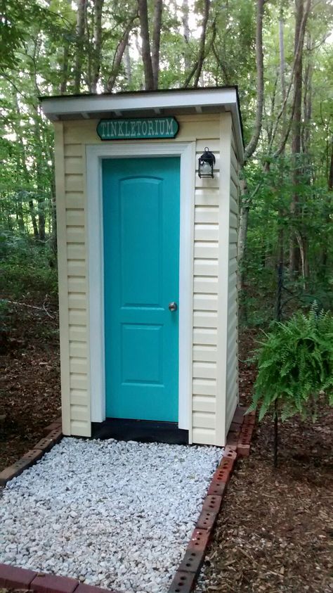 Pool Potty Ideas, Out House Ideas Bathroom, Micro House Interior, Outdoor Toilet Ideas Backyards, Outhouse Bathroom Ideas, Cute Outhouse, Outdoor Toilet Ideas, Outhouse Ideas, Outhouse Bathroom