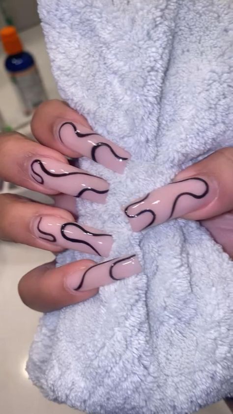 Nail Designs With Writing, Acrylic Line Nail Designs, Signature Nails Design, Black Abstract Acrylic Nails, Mail Designs Brown, Black Swirly Acrylic Nails, Middle Length Nail Designs, Acrylic Nails Lines Art Designs, Black Nail Designs Lines