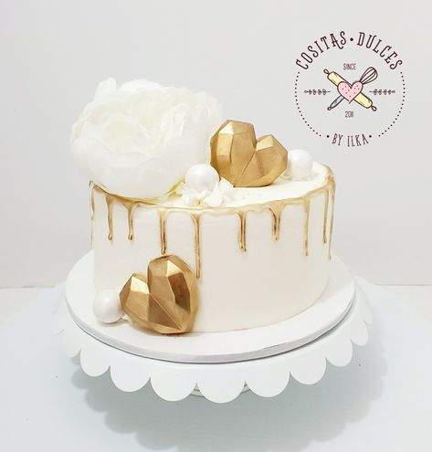 Golden Dripping Cake, Gold And White Cake Design, White Gold Cake Design, Heart Drip Cake, White And Gold Anniversary Cake, Love Cake Design Heart, Golden Cake Design, Birthday Cake White And Gold, Elegant Drip Cake