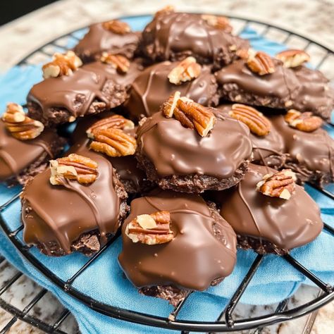 Chocolate Pecan Turtle Clusters – Full Recipe Chocolate Pecan Turtle Clusters, Pecan Turtle Clusters, Pecan Turtles Recipe, Turtle Clusters, Turtle Cookies Recipe, Homemade Turtles, Turtle Recipe, Old Fashioned Banana Pudding, Pecan Turtles