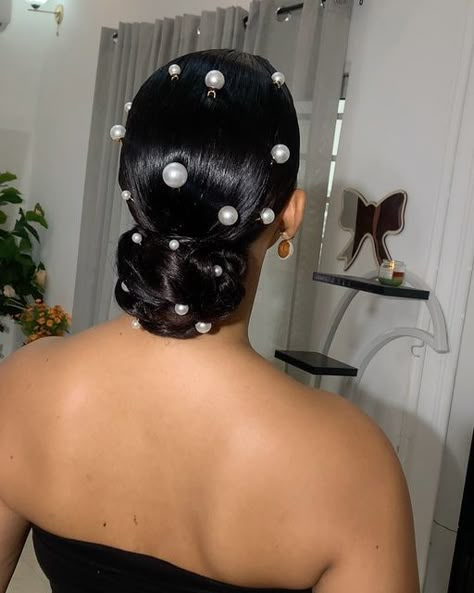 Natural Hair For Wedding Brides, Hair With Pearls In It Down, Pearl Hairstyles Wedding, Ponytail With Pearls, Low Manipulating Natural Hair Styles, Hairstyles With Pearls, Bridal Ponytail Hairstyles, Pearl Hairstyles, Civil Court Wedding