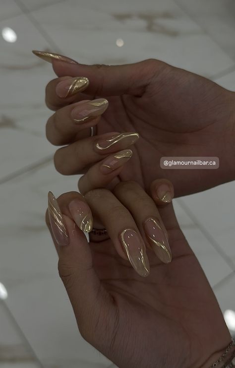 Golden Birthday Nail Ideas, Trendy Dark Nails, Dune Inspired Nails, Black Gold Chrome Nails, Rave Nail Ideas, Neutral Gold Nails, Nude Nails Design 2024, Almond Nails Neutral Colors, Dune Nails