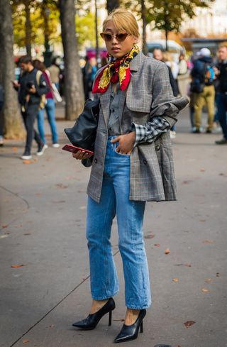 7 Perfect Outfits to Wear in 60-Degree Weather 60 Degree Weather Outfit, Margaret Zhang, Modest Midi Dress, Black And White Flannel, Outfit Formulas, Looks Street Style, Outfit Combinations, Western Outfits, Light Jacket