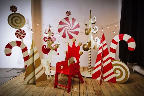 North Pole Santa's Workshop, Whoville Christmas, Favorite Christmas Songs, Fun Christmas Decorations, Ideas Navidad, Christmas Parade, Office Christmas Decorations, Christmas Yard, Office Christmas