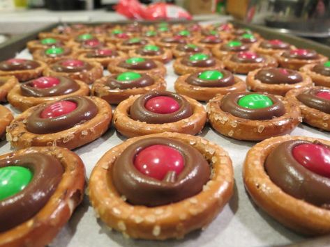 Holiday Party Recipes: Quick and Easy Reindeer Noses | White Lake-Highland, MI Patch Holiday Party Recipes, Holiday Treats Recipes, Christmas Pretzels, Reindeer Noses, Christmas Sweet Treats, Recipes Quick And Easy, Holiday Party Foods, Holiday Snacks, Christmas Thank You