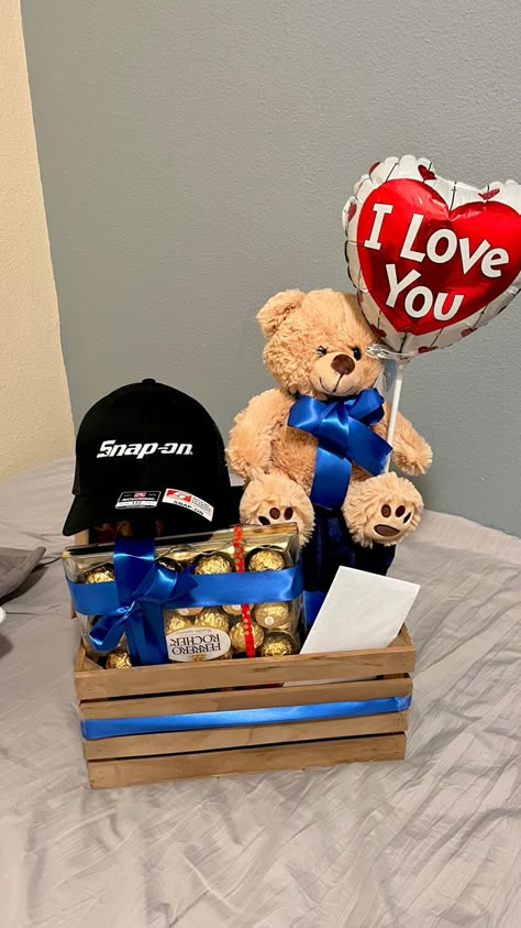 Boyfriends Birthday Ideas, Cute Anniversary Gifts, Valentine Gift Baskets, Boyfriend Gift Basket, Best Boyfriend Gifts, Gifts To Make, Birthday Gifts For Boyfriend Diy, Cute Gifts For Friends, Cute Valentines Day Gifts