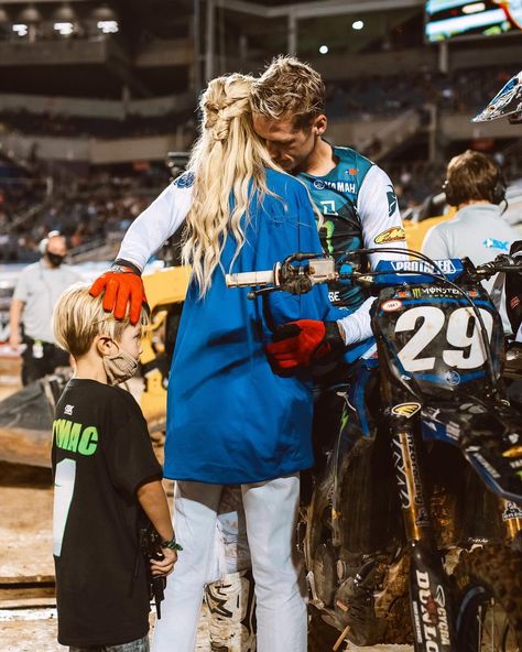 Motocross Couple Goals, Dirtbike Aesthetic, Moto Couple, Motocross Family, Dirt Bike Couple, Motocross Couple, Moto Aesthetic, Country Family Photos, Motocross Mom