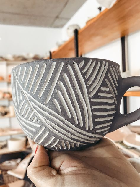 Ceramic Design Ideas Pattern, Mishima Ceramics Patterns, Sgraffito Pottery Pattern Ideas, Graffito Ceramic, Easy Sgraffito Designs, Pottery Designs Carving Easy, Pottery Mug Carving Ideas, Pottery Scraffito Ideas, Ceramic Mug Designs Texture