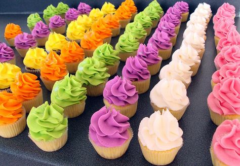 Swirl Pipe Iced Mini Cupcakes Cupcake Board, Cupcakes Halloween, Rainbow Parties, Colorful Cupcakes, Cupcakes Decorados, Rainbow Party, Halloween Cupcakes, Mini Cakes, Mini Cupcakes