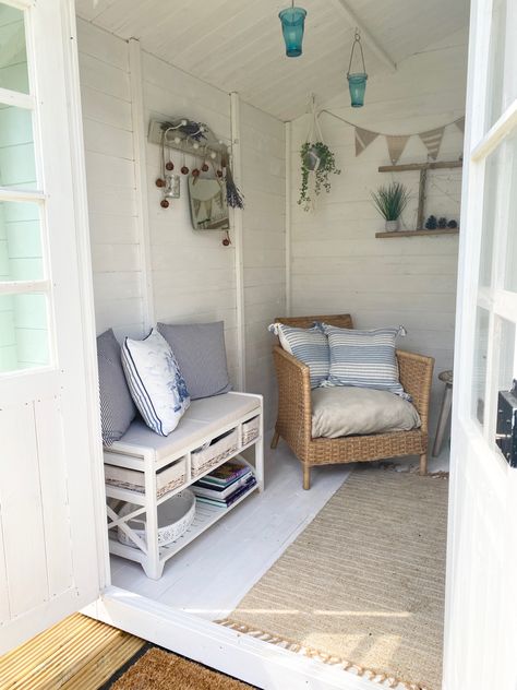 Small Summer House Interior, Summer House Interior Ideas, Room Aesthetic White, Small Kids Playroom Ideas, Summerhouse Interiors Ideas, Small Kids Playroom, She Shed Interior Ideas, Posh Houses, Small Summer House