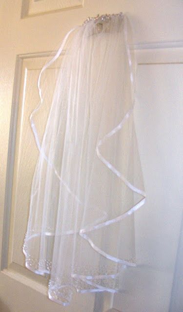 DIY Wedding Veil - Repurpose Two Old Veils! Repurpose Wedding Dress, Short Veils, Diy Wedding Veil, Old Wedding Dresses, Beaded Wedding Veils, Old Wedding, Beaded Veils, Wedding Day Tips, Short Veil