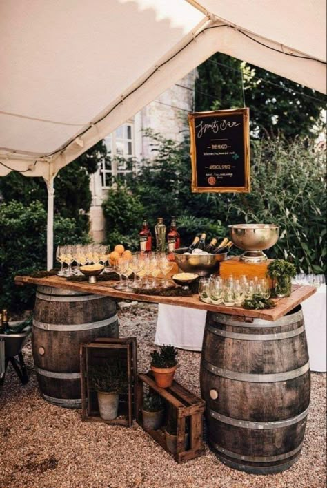 Wedding Bar Display, Aperol Spritz Bar, Spritz Bar, Deco Champetre, Hawaiian Wedding, Rustic Garden Decor, Food Trends, Aperol Spritz, Wedding Bar