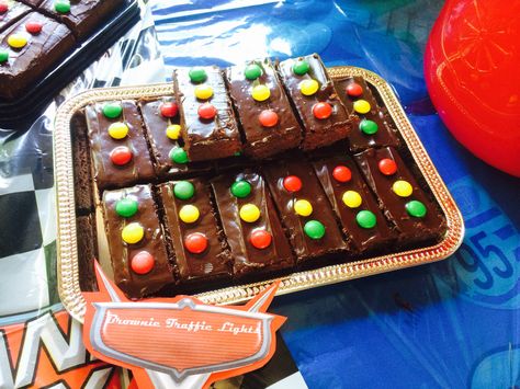 Brownies traffic lights with m&ms Movie Birthday Party Ideas, Cupcake Invitations, Pop Party, Transportation Party, Planes Trains Automobiles, Movie Birthday Party, Cars Disney, Movie Birthday, Cars Party