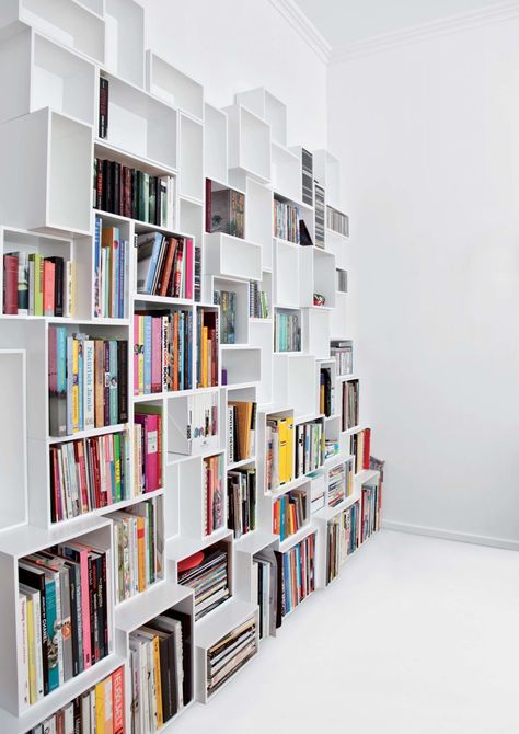 Bibliothèque blanche : 19 étagères au design immaculé Cube Wall Shelf, Etagere Cube, Bibliotheque Design, Storage Hallway, Modular Shelving, Cat Shelves, Wood Book, New Condo, Tv Furniture