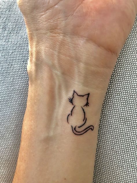 Love Cat Tattoo, Leo Cat Tattoo, Cats Tatoos Ideas, Tattoo Ideas For Cats, Small Cat Tattoos For Women, Mini Tatooes, Cat Tatoos Ideas, Cat Design Tattoo, Cute Cat Tattoo Simple