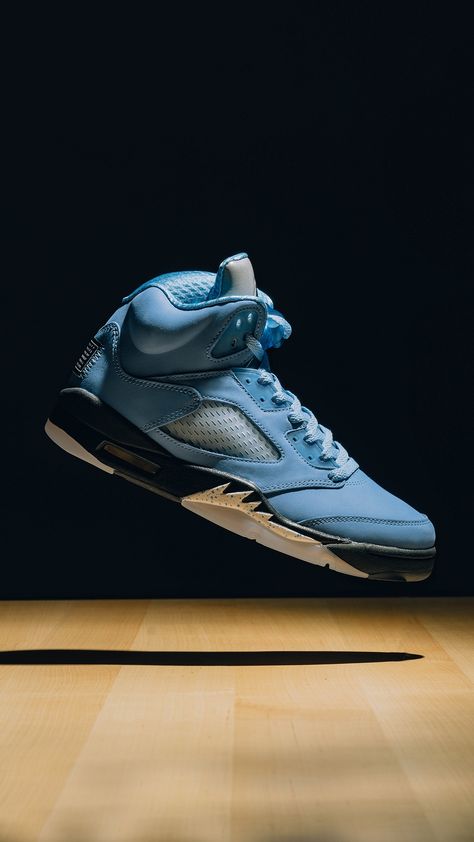 Paying homage to Michael Jordan's collegiate days, the Air Jordan 5 'UNC' is complete with a suede university blue upper and a Team Jumpman patch on the heel–releasing this Saturday, 3/4. Enter the draw: https://feature.com/products/air-jordan-5-retro-se-university-blue-black-white Jordan 5 Unc, Nike Air Jordan 5, Suede Outfit, Shoes Wallpaper, Air Jordan 5 Retro, Nike Shoes Jordans, Shoes Photography, Nike Air Jordans, Air Jordan 5