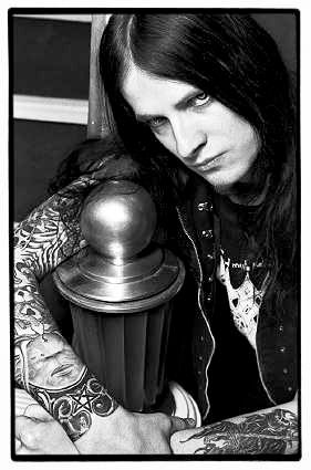 Shagrath from Dimmu Borgir Metalhead Guy, Dimmu Borgir, Viking Metal, Goth Guys, Metal Girl, Band Photos, Jim Morrison, Thrash Metal, White Picture