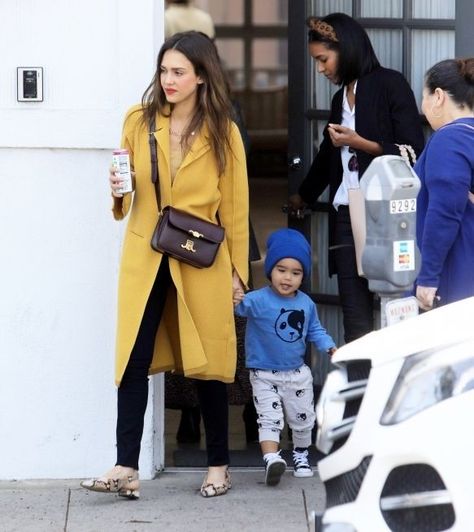 Jessica Alba Casual, Jessica Alba Outfit, Mustard Coat, Jessica Alba Style, Casual Outfit Inspiration, Mama Style, Street Style Chic, Jessica Alba, Looks Chic