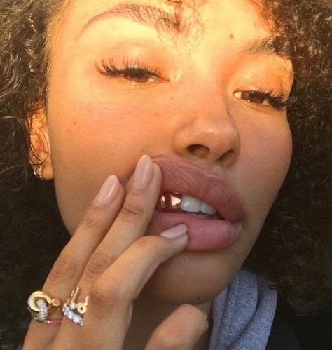 Girls With Grills, Isabella Peschardt, Women Looks, Tooth Gems, Tooth Gem, Teeth Jewelry, Lavender Buds, Happy Women, Ulzzang Girl