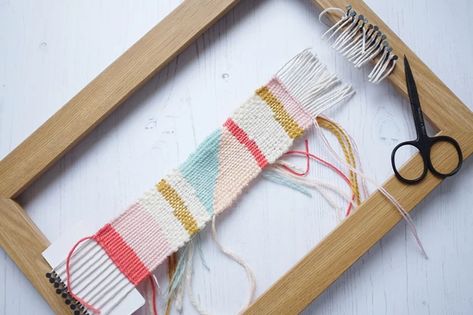 Weaving Bookmarks, Woven Tapestry Art, Half Hitch Knot, Weaving Loom Diy, Modern Tapestries, Weaving Loom Projects, Weaving Wall Hanging, Old Picture Frames, Yarn Thread