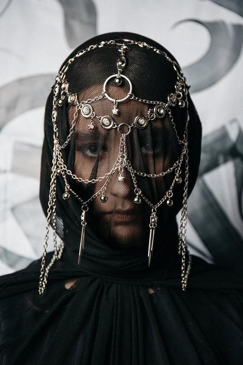 Face Veil, Ethno Style, Face Jewellery, Photographie Portrait Inspiration, Estilo Punk, Fashion Face Mask, Fantasy Jewelry, Fantasy Clothing, Fantasy Fashion