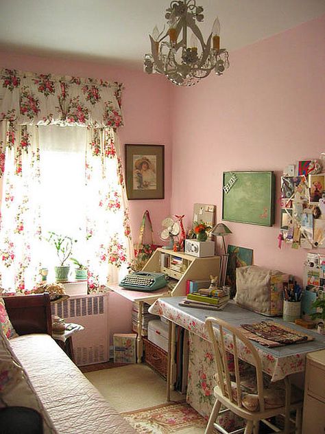 Beautiful Sewing Space.  Love Love the curtains. Pink Studio, Sewing Spaces, Room Studio, Desk Area, Dream Craft Room, Casa Vintage, Deco Originale, Pink Retro, Building Art