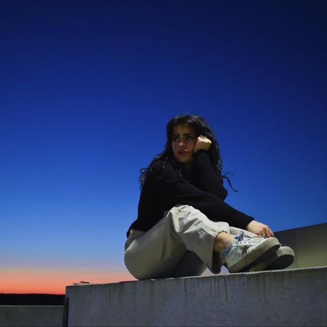 Sitting On The Rooftop Aesthetic, Poses On Rooftop, Sitting On Curb Aesthetic, Rooftop Photoshoot Ideas Aesthetic, Rooftop Pose Ideas, Roof Picture Ideas, Stargazing Pose Reference, Sunset City Photoshoot, Sunset Rooftop Photoshoot