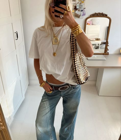 @scandivv gold girl Scandinavian amsterdam new york aesthetic outfit clean girl jewlery Sweater Dinner Outfit, Fall Night Out Outfit Bar, Night Life Fashion, Fashion In The 90s, Hobo Fashion, Maximalist Jewelry, Look Boho Chic, Bracelet Stacks, Scandinavian Fashion