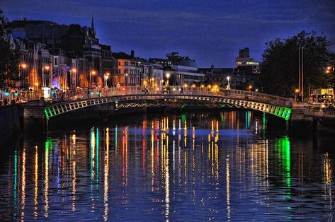 Ha'penny Bridge, Dublin by night Fall In Love Aesthetic, Dublin Aesthetic, Lock Screen Picture, In Love Aesthetic, Bridge Night, Silent Book, Aesthetic Natural, Irish Countryside, Temple Bar