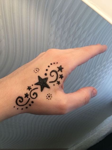 Star Henna Designs Simple, Mendhi Tatoos Tattoo Ideas, Star Henna Tattoo, Henna On Hand Simple, Star Hand Drawing, Star Drawing On Hand, Small Hand Henna Designs, Henna Designs Space, Henna Designs Simple Hand