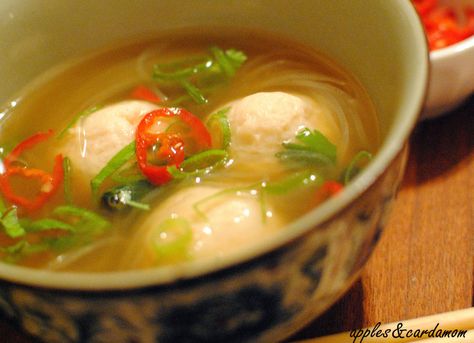 : Taste of Singapore – Fish Ball Soup | Apples & Cardamom Fish Balls Soup, Fishball Soup, Fish Ball Soup, Fishball Recipe, Chipotle Rice, Food Prayer, Seafood Soup Recipes, Asian Soup Recipes, Asian Soups