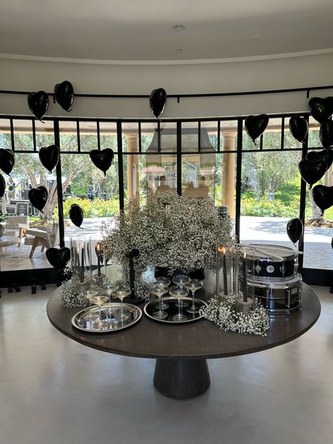 Kardashian-Jenner Baby Shower Themes – All The Pictures You Need To See – Teacups and Glitter Kylie Jenner Youtube, Kylie Jenner Images, Celebrity Baby Showers, Kourtney Kardashian Instagram, Pink Safari, Troop Beverly Hills, Shower Images, Outdoor Brunch, Kendall Jenner Instagram