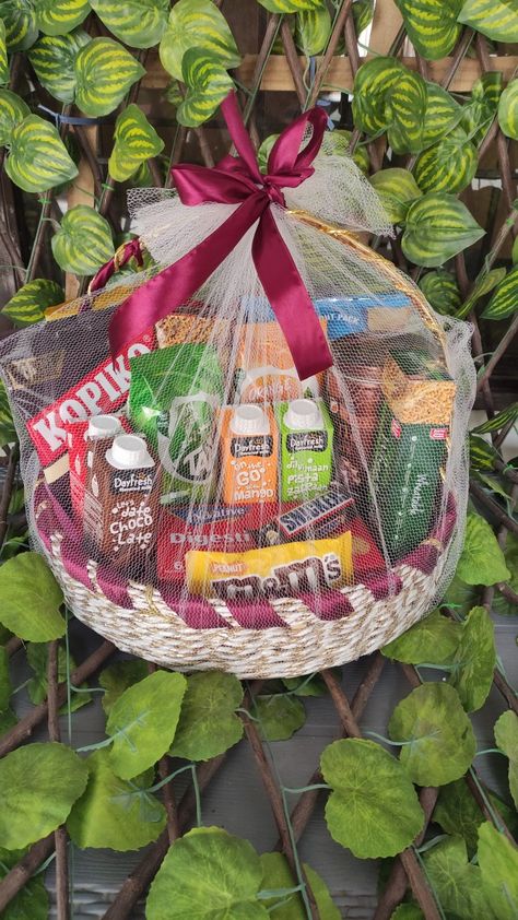 Shagun Basket, Engagement Hamper Ideas For Groom, Engagement Hamper Packing Ideas, Wedding Gift Hampers For Bride And Groom, Gift Hamper For Marriage, Basket Hamper Packing Ideas, Gift Hampers For Roka, Hariyali Teej Hampers, Wedding Dala