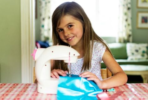 A girl sewing with a sewing machine. Clothing Sewing Patterns Free, Sewing With Kids, Beginning Sewing, Teaching Sewing, Sew By Hand, Sew Your Own Clothes, Tips For Sewing, Beginners Sewing, Sewing Courses