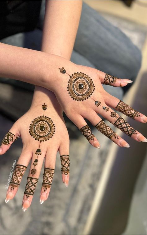 Henna For Kids Palm, Aesthetic Front Hand Mehndi Design, Front Hand Simple Mehendi Design Palm, Palm Mehendi Ideas, Palm Simple Mehendi Designs, Palm Mehndi Design Back Hand, Modern Mehndi Designs Front Hand Palm, Palm Mendhi Simple, Simple Mehndi Designs Front Hand Easy Aesthetic