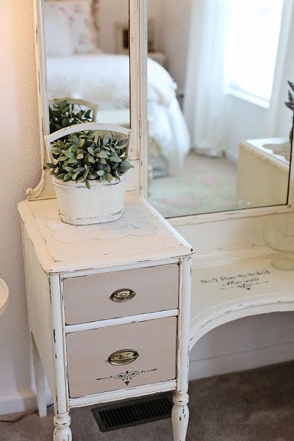 vanity makeover Chalk Paint Vanity Makeup, Painted Vanity Makeup, Antique Vanity Makeover, Upcycled Vanity, Vintage Vanity Makeover, Refinished Vanity, Painted Vanities, Paint Vanity, Vanity Redo