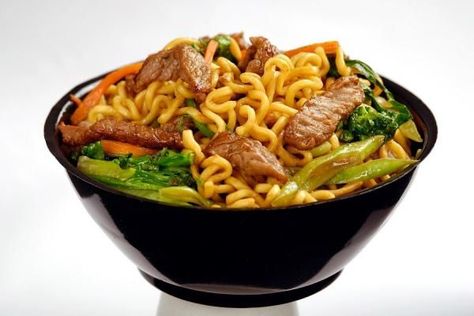 Como fazer yakisoba tradicional. Yakisoba é um prato de gastronomia chinesa composto por macarrão do tipo sobá, legumes e carne. É presença obrigatória em festas tradicionais dos povos orientais, e por ser tão saboroso e fácil de pre... Mi Xao, Authentic Asian Recipes, Fast Food Items, Chop Suey, Food Menu Design, Food Backgrounds, Food Poster Design, Pinterest Recipes, Holiday Cooking