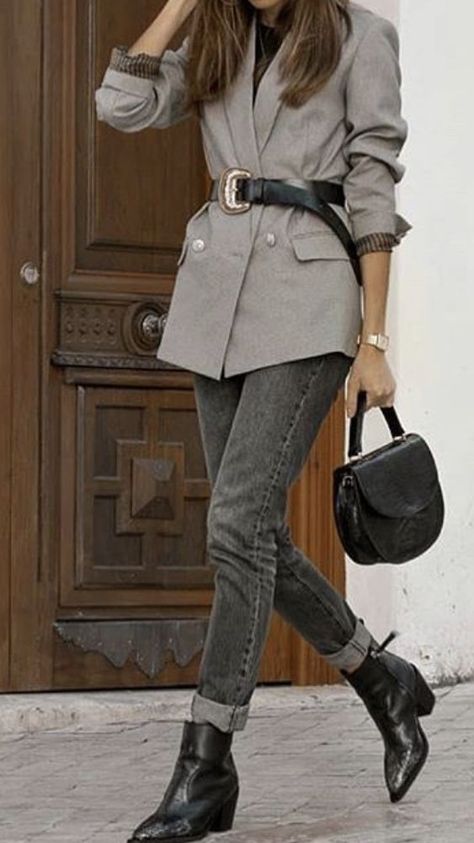 25 WINTER OUTFIT IDEAS FOR WOMEN OVER 50 - valemoods Edgy Modern Fashion, Watching Soccer, Winter Outfit Ideas For Women, Look Hippie Chic, Looks Jeans, Winter Outfit Ideas, Outfit Ideas For Women, Casual Outfit Inspiration, Wardrobe Tips