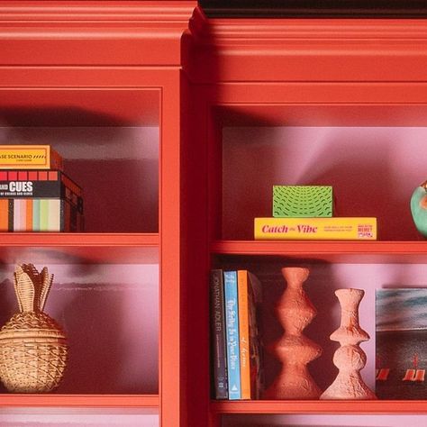 Isabel Ladd on Instagram: "My Bookshelf Styling Tips:⁠ 1. Paint the interior a different color than the exterior.⁠ 2. Pair elements of varying heights together.⁠ 3. Hang artwork or decorative plates on the interior.⁠ 4. Add wicker or wooden elements to create balance.⁠ 5. Rearrange as inspiration strikes - Let your bookshelves evolve as you evolve!⁠ ⁠ ⁠ ⭐️Bookshelves are the perfect place to reflect your interests⭐️⁠ ⁠ ⁠ ⁠ 🏡 @isabel_ladd_interiors⁠ 📸 @_plate⁠ 🌸 @decleenecreative" Color Block Bookshelves, How To Paint Bookshelves, Bookshelf Makeover Diy Paint, Orange Built Ins, Painted Book Shelf, Bright Bookshelf, Bookshelf Painted Inside, Red Built In Bookshelves, Yellow Built In Bookcase