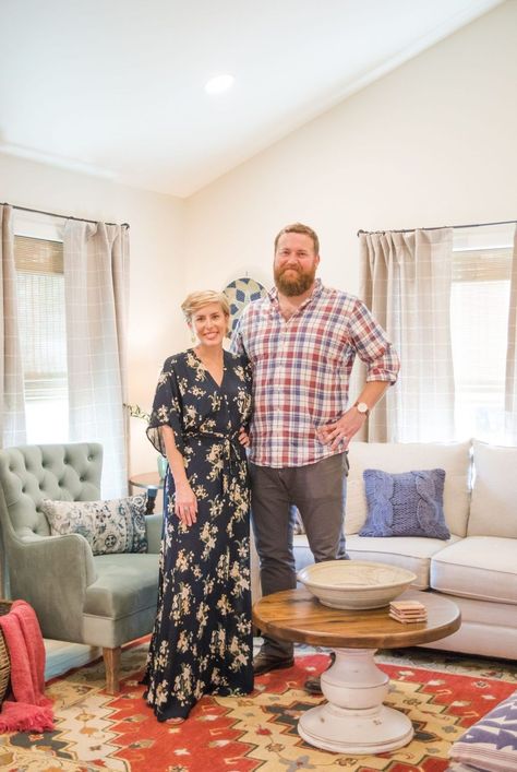 Learn more about who picks up the bill for all the beautiful furniture and home accessories featured on "Home Town." Hgtv Home Town, Southern Living Rooms, Hgtv Living Room, Home Town Hgtv, Interior Design Secrets, Erin Napier, Condo Remodel, Tv Design, Southern Homes