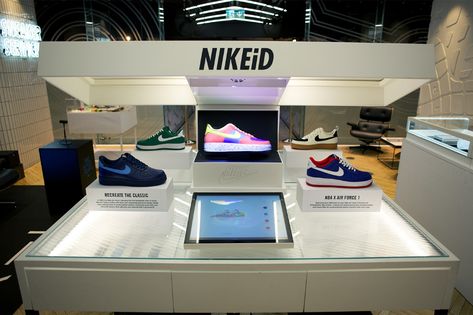 NIKEiD Direct Studio Opens in NikeTown London | HYPEBEAST Core Exercises For Women, Back Fat Workout, Nike Design, Projection Mapping, Nike Id, Shoe Display, Retail Interior, Merchandising Displays, News Studio