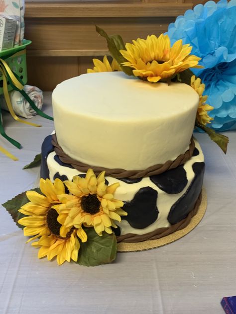 Cow Print Sweet 16 Party Ideas, Cow Print Graduation Party Ideas, Sunflower Cow Birthday Party, Cow Print Cake Ideas, Cow Print And Sunflower Party Decorations, Sunflower And Cow Birthday Party, Cow And Sunflower Birthday Theme, Cow Print Birthday Cake, Cow And Sunflower Birthday