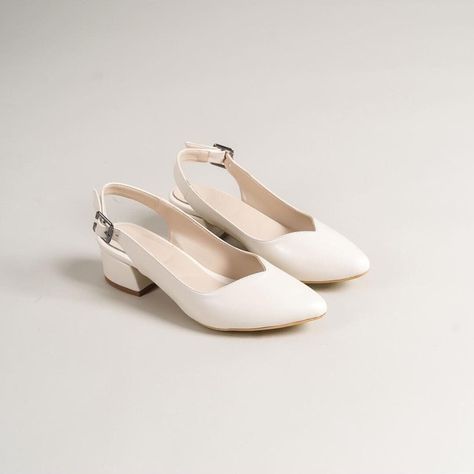 Presenting our meticulously crafted Handmade Bridal & Wedding Women's Shoes, designed to offer elegance and comfort on your special day. These Classic Heeled Shoes embody the perfect fusion of timeless style and modern sophistication, making them an essential addition to any bridal ensemble. Each pair is handcrafted with precision, ensuring superior quality and durability. As a completely vegan product, these shoes are an ideal gift for ethically conscious individuals. Delight your wife or loved Non Heels Wedding Shoes, Lotr Wedding Shoes, Wedding Shoes Without Heels, Wedding Comfortable Shoes, Bridal Dancing Shoes, Bridal Shoes Comfortable Wedding Flats For Bride, Simple Bridal Shoes, Non Heel Wedding Shoes, Pearl Block Heels