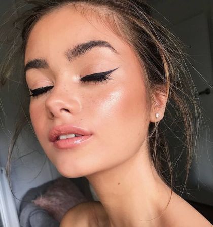 Perfectly Winged Eyeliner #beauty #makeuptips Eyeliner Cat, Lip Tips, Makeup Recipes, Face Care Tips, Essie Gel, Makeup Hacks, Trendy Makeup, Eyeliner Looks, Eyeliner Tutorial