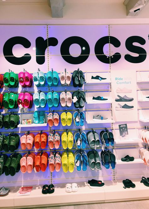 Crocs Vsco, Crocs Store, Rose Gold Wallpaper Iphone, Shoes Display, Crocs Outfit, Crocs Slippers, Pandora Bracelet Designs, Gold Wallpaper Iphone, Crocs Fashion