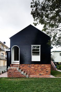 Black Vinyl Siding, Black Contemporary House, Brick House Siding, Vinyl Siding House, Modern Siding, Black Houses, Brick Siding, Exterior House Remodel, Siding Options