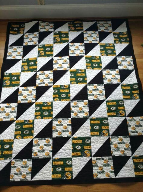 Green bay quilt Nfl Quilt Patterns Football Team, Sports Themed Quilt Patterns, Sport Quilt Patterns Ideas, Shamrock Quilt, Quilting Shortcuts, Hockey Quilt, College Quilts, Duck Quilt, Football Quilt