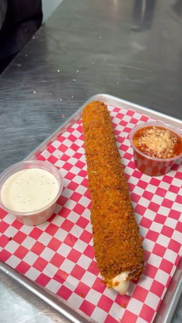 Drew Belcher on Instagram: "THE BIGGEST MOZZARELLA STICKS EVER!! 📍 @twistedpizzalv 🔥 Whole Milk Grande Mozzarella cut and fried fresh. These things are MASSIVE!! 👇🏼TAG SOMEONE DOWN👇🏼 #unlokt #foodbeast #eeeeeats #foody #mozzarellasticks #devourpower #lasvegas #cheesepull #vegasfood #lasvegasfoodie #foodvlog #lasvegasfood #foody #foodchallenge" Mozzarella Sticks Aesthetic, Giant Mozzarella Stick, Preppy Food, Las Vegas Food, Lions Den, Festival Food, Vegas Food, Easy Appetizers, Mozzarella Sticks