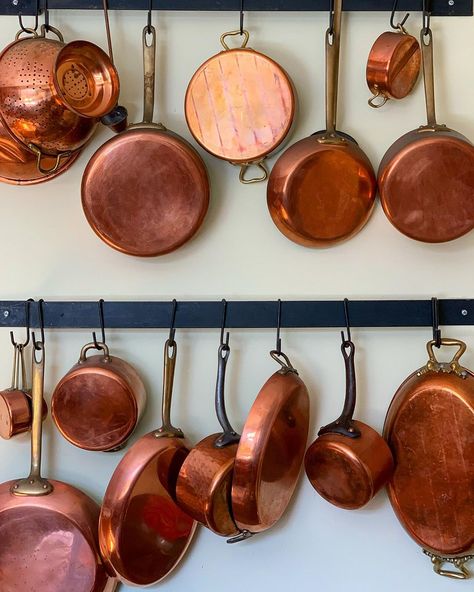 Copper Pots Display, European Kitchens, French Country Kitchens, Copper Cookware, Copper Pans, Copper Kettle, French Kitchen, Copper Pots, Country French